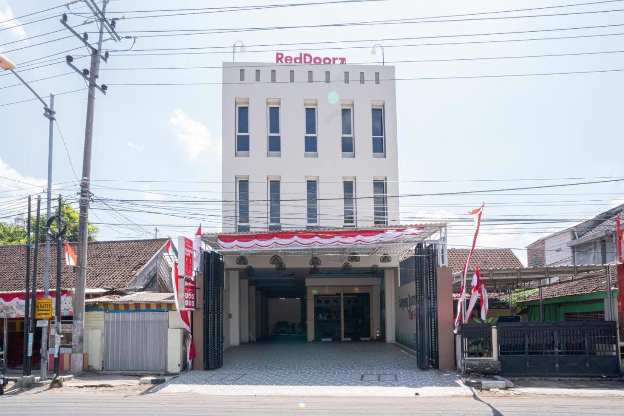 Reddoorz Plus @ Jalan Pemuda Timur Bojonegoro Buitenkant foto