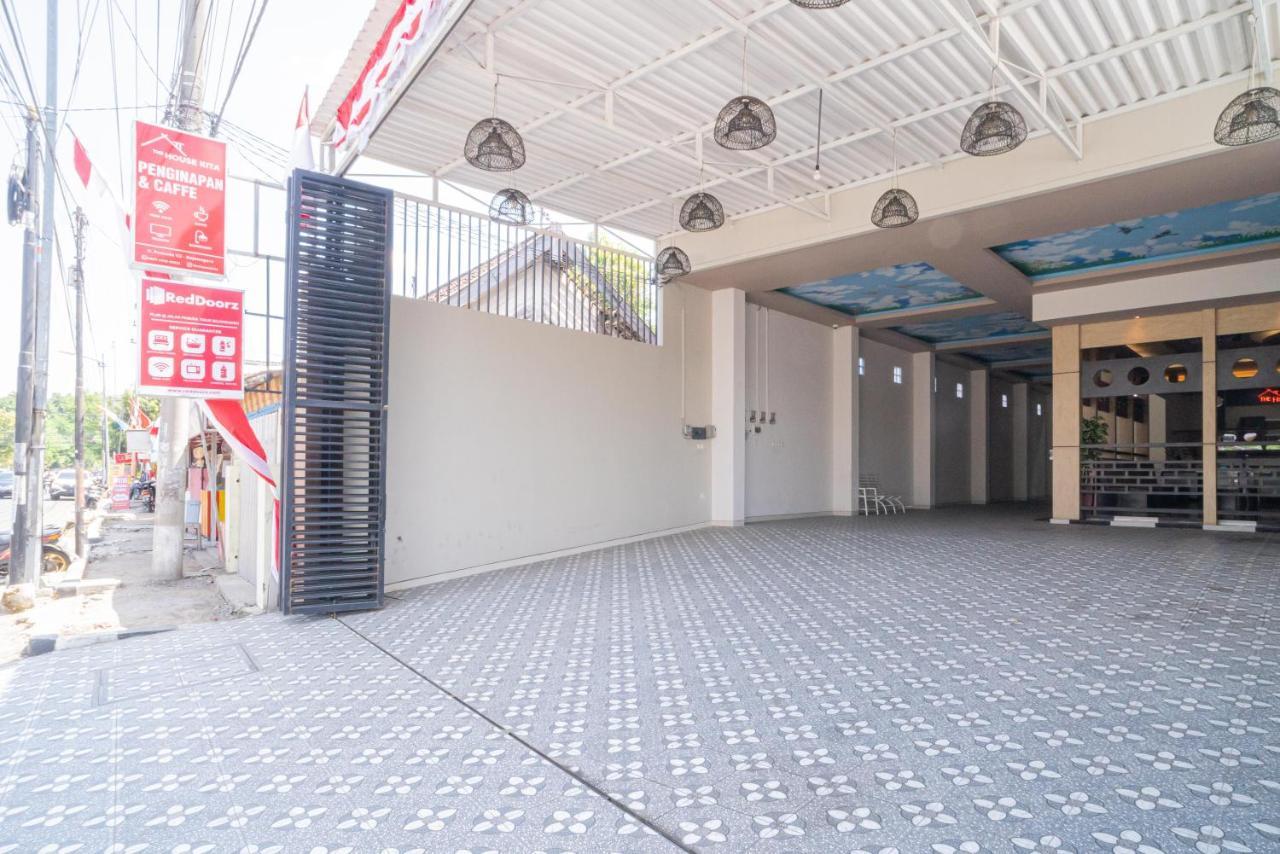 Reddoorz Plus @ Jalan Pemuda Timur Bojonegoro Buitenkant foto